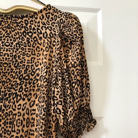 CeCe Leopard Print Top w/Square Neckline & Elastic Smocking At Bottom Of Sleeves - Picture 6 of 7